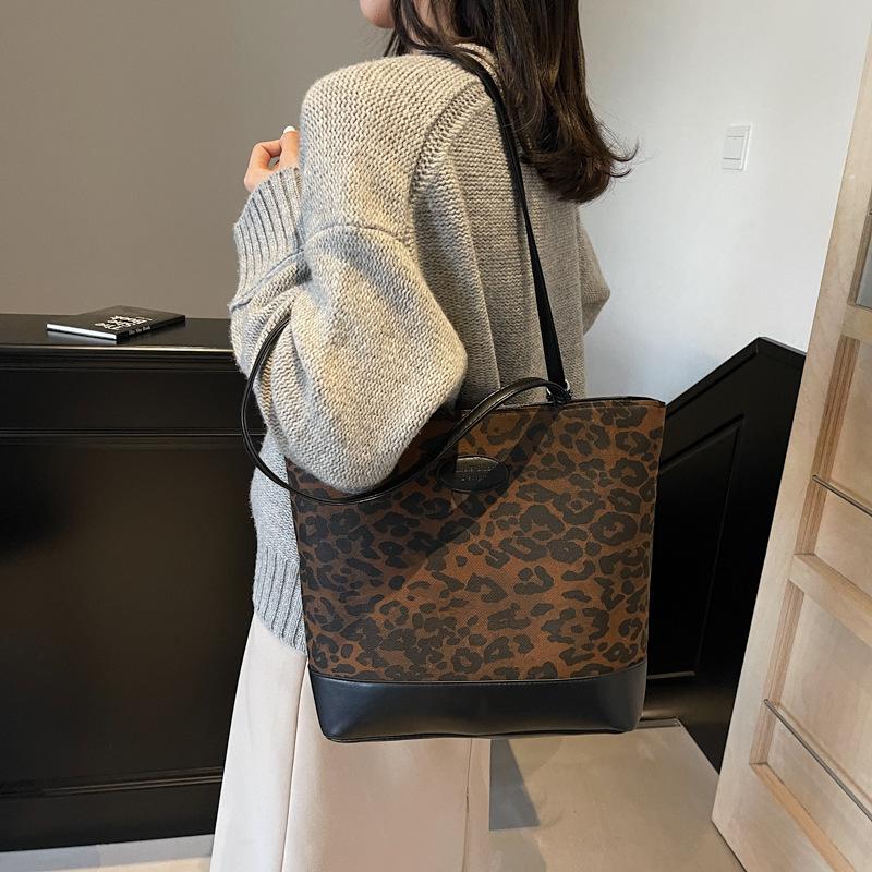 2025 new leopard print portable shoulder large-capacity leisure shopping bag commuting backpack to work