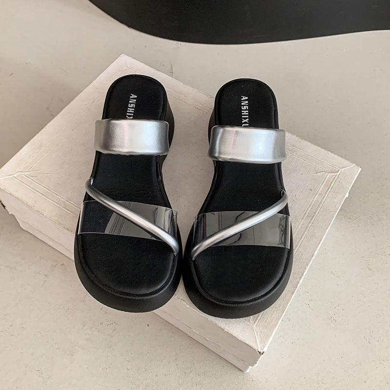 

Крутые шлепанцы на толстой подошве, крутые шлепанцы с пузырьками, новая уличная обувь, темпераментные универсальные шлепанцы с юбкой, лето 2025 40 серебряный