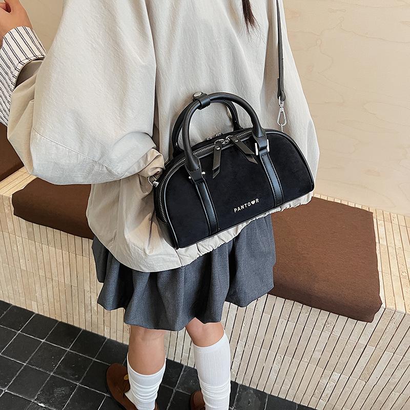 Premium sense niche bag women's autumn and winter 2025 new matte retro messenger bag casual explosion portable pillow bag