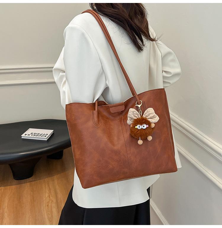 2025 New Retro Textured Women's Versatile Tote Bag - Large Capacity Shoulder Bag for Class and Commuting