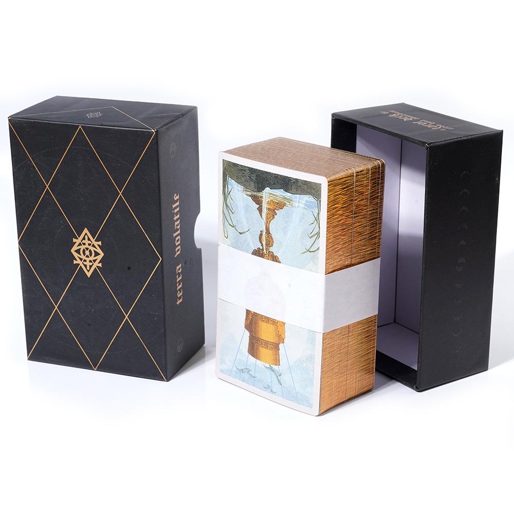 Terra Volatile Deluxe Silber Tarot Geschenkset mit lasergeprägtem Hardcover.