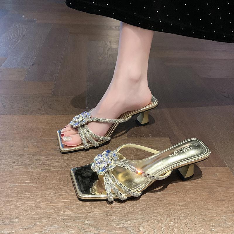 

Летом 2025 года новые французские фееричные модные полоски со стразами, один ботинок и два, носите универсальные босоножки на шпильке. 35 золотой