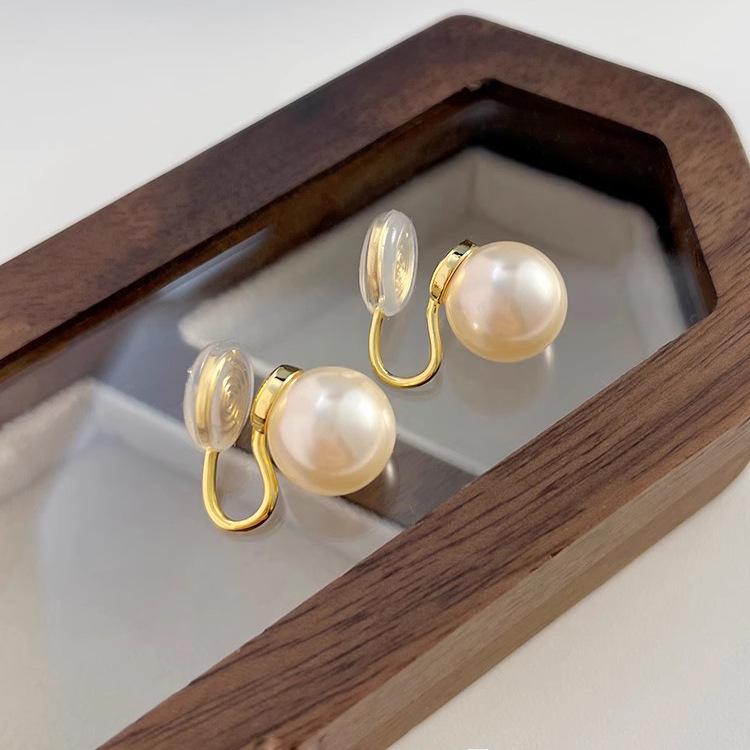 French Retro Pearl Earrings: Trendy 2025 Style with Korean 925 Silver Needle - Elegant Commuting Statement.