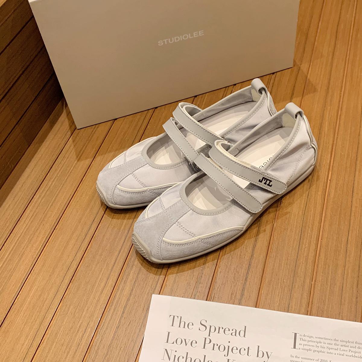 

Grape mother with the same round head breathable double Velcro age-reducing leather light mouth Mary Jane shoes simple contrasting color German train 34 серый