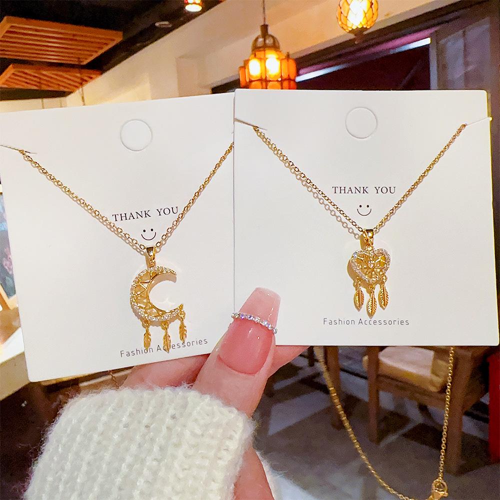 

Love Light Luxury New Moon Choker: Titanium Clavicle Chain Pendant Necklace for Women