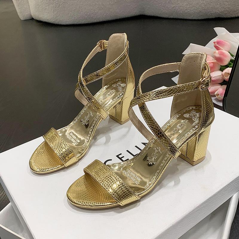 

Босоножки из лакированной кожи с открытым носком, с заклепками, женские, из коровьей кожи, модные, сексуальные, на высоком каблуке, на толстом каблуке 41 золотой