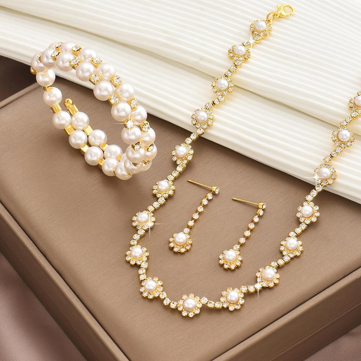 

Light Luxury Set, Women S Diamond-Encrusted Wave Pearl Necklace, Stud Earrings Set, Niche Neck Chain Temperament, High-End Sense Item Decoration