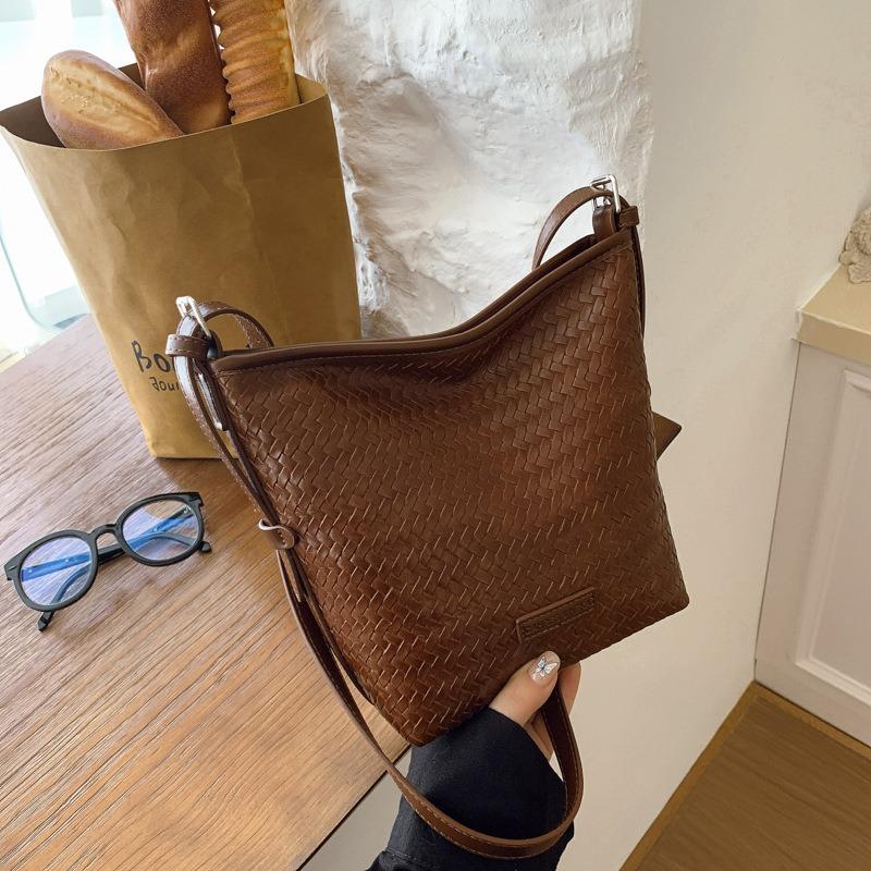 

Сегодняшние популярные сумки, новые летние текстурные нишевые наплечные сумки, универсальные сумки-мессенджеры, сумки-ведра коричневый