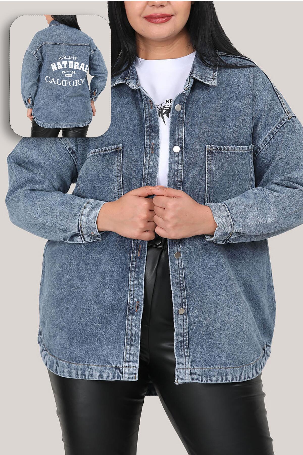 

Джинсовая куртка больших размеров с принтом Темно-синяя