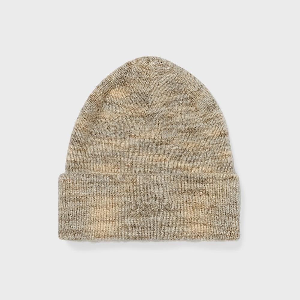 Эта статичная вязаная шапка-бини бежевая F