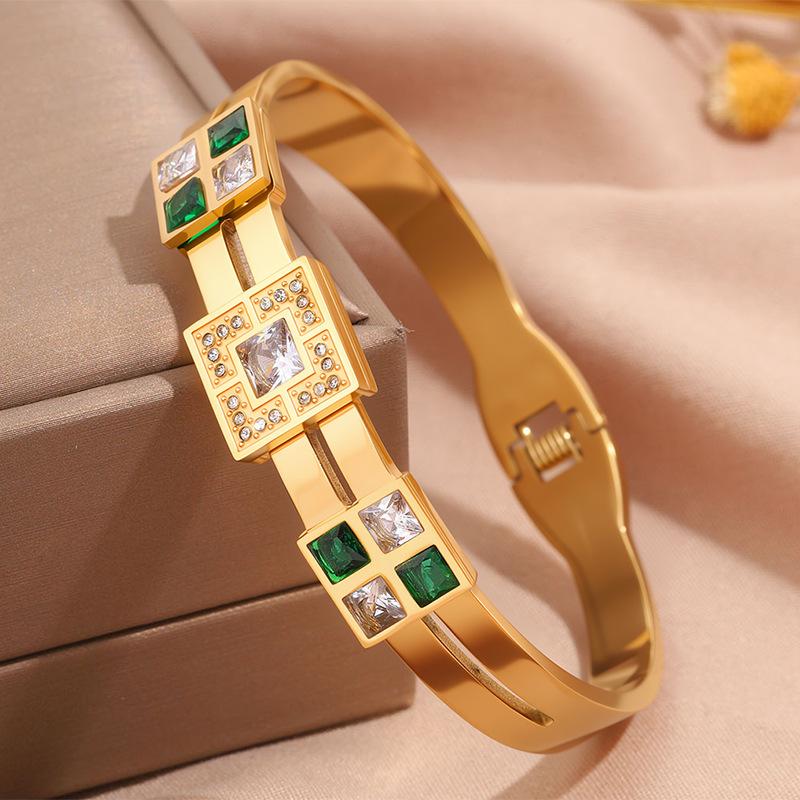 Hot-selling titanium steel bracelet, girls' high-end sense of fashion, popular light luxury in Europe and the United States, Gypsy star love diamond