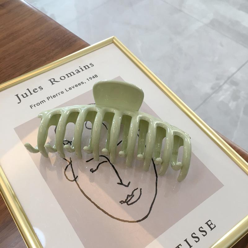 Beautifully Plastic Crafted Hair Claw Clips With Elegant Shapes And Vibrant Colors For Every Hairstyle Needs