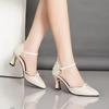 Sandalias Baotou cómodas de verano 2024 con hebilla de una palabra, tacones gruesos, zapatos de tacón alto de cuero suave que combinan con todo.