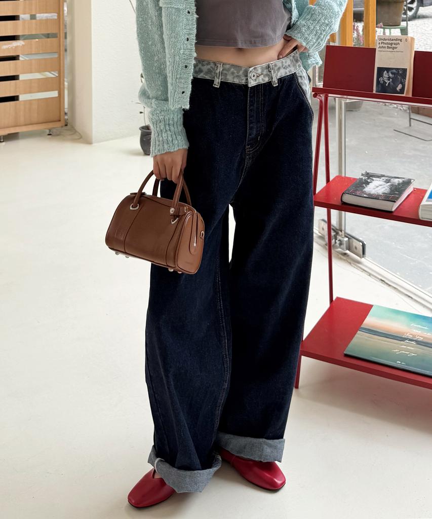 PLACE STUDIO Leopard Contrast Eyelet Strap Point Four Seasons Wide Oversized Denim Pants [Dark Blue]