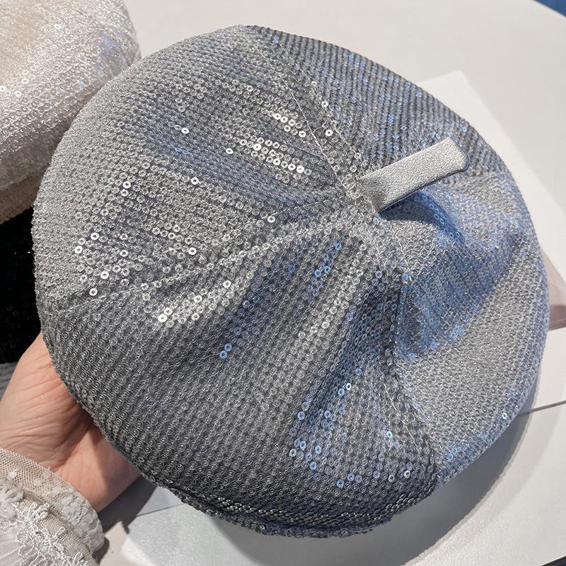 Das neue Pailletten-Barett für Damen, Herbst und Winter, glänzt mit einem kleinen und vielseitigen Retro-Malerhut für den eleganten Weg zur Arbeit.