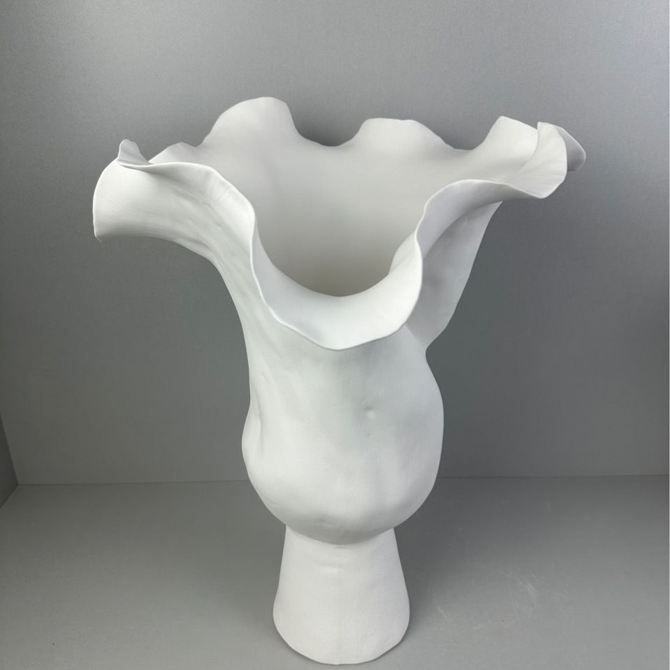 Biała Ceramiczna Waza Nieregularny Brzeg Kształt Płatka Falista Tulipana Wazon Akcesoria do Aranżacji Kwiatowych Dekoracja Domu