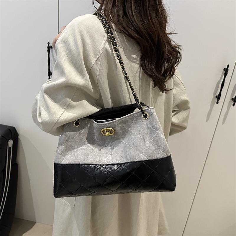 Premium large-capacity bag women's new versatile chain messenger bag fashionable commuter shoulder armpit bag