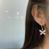 Pendientes colgantes Huitan de moda con mariposa y circonita cúbica para mujer, exquisitos accesorios para orejas de niña, color plateado, joyería llamativa