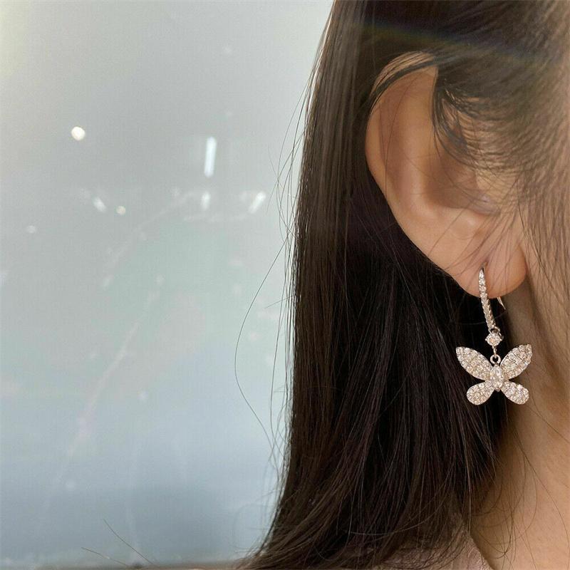 Pendientes colgantes Huitan de moda con mariposa y circonita cúbica para mujer, exquisitos accesorios para orejas de niña, color plateado, joyería llamativa