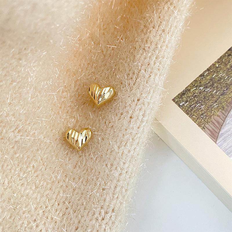 Small and exquisite gold love stud earrings for women s summer niche design earrings, high-end earrings, new trendy