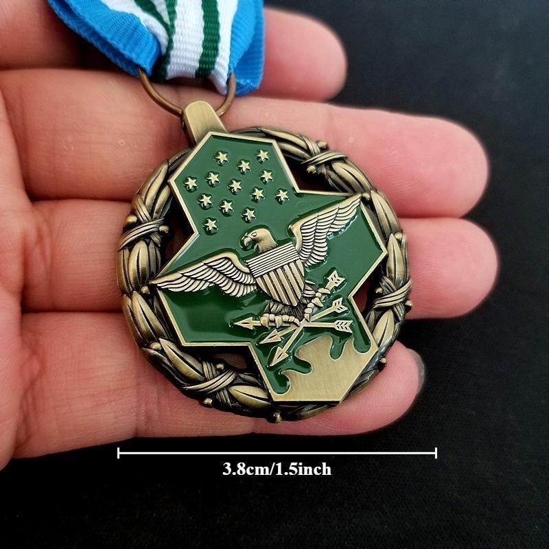 1 Stück Zweiter Weltkrieg US Militärabzeichen Replik Alliierte Streitkräfte Emblem Medaille Sammlerstück Filmrequisite Heimdekoration Zubehör