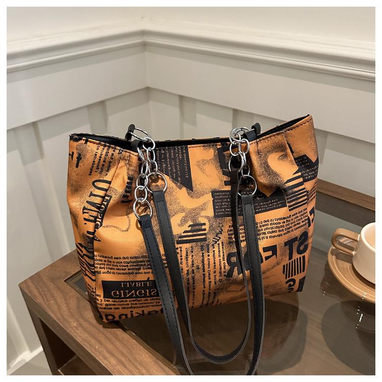 

2025 Новая Мода Повседневная Эстетика Индивидуальность Сумка на Одно Плечо Кроссбоди Подмышечная Сумка Тренд Буквы Большая Вместимость Рюкзак зелёный