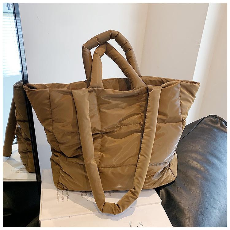 

Модная хлопковая сумка для одежды в клетку большой вместимости женская 2025 зима новая пуховая сумка через плечо контрастного цвета портативная сумка-тоут коричневый