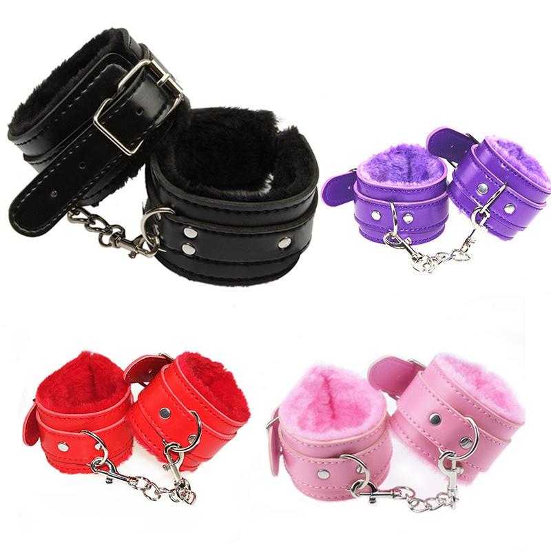 Fluffy håndjern Sexy leker Justerbare PU-skinn lodne håndjern Ankelmansjettbegrensninger Bondage Slavepar Sexleketøy for voksne