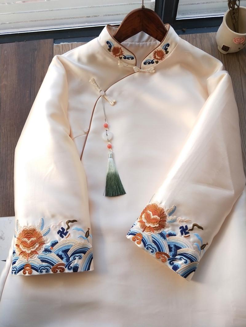 

Qipao Fan Pendant with Floral Design and Gradient Tassels