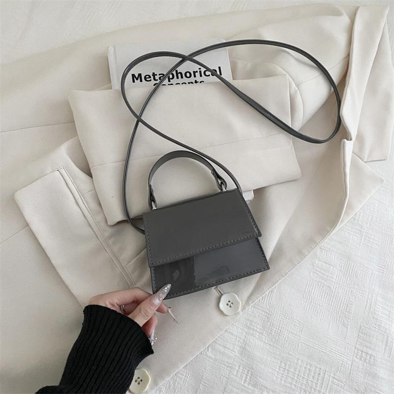 Nova bolsa quadrada pequena e popular para o dia a dia, bolsa de ombro e transversal com temperamento simples, bolsa feminina versátil de cor sólida