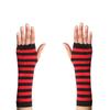 Halloween-Hexe-Kostüm-Set: Gestreifte lange Socken, Hexenhut, Besen, Elastische Netzstrumpfhandschuhe, Ballkleid und Netzstrümpfe.