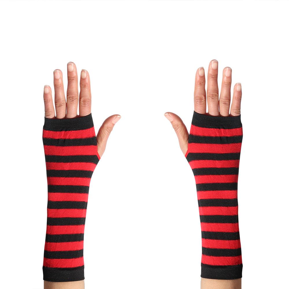 Halloween-Hexe-Kostüm-Set: Gestreifte lange Socken, Hexenhut, Besen, Elastische Netzstrumpfhandschuhe, Ballkleid und Netzstrümpfe.