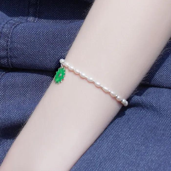 Bonbo Colored Enamel Daisy Charm Point Rice Grain Freshwater Pearl Bracelet