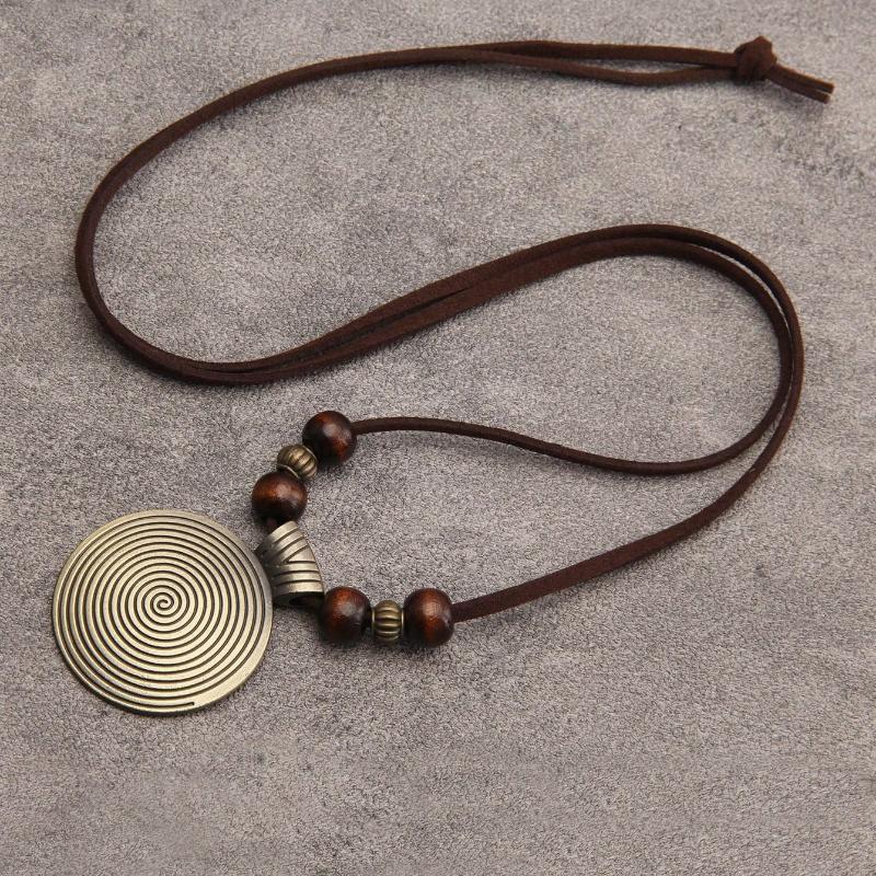 1 pezzo Collana con Pendente in Lega a Forma Geometrica e Perle di Legno Filettate per Donna, Catena Vintage per Maglione
