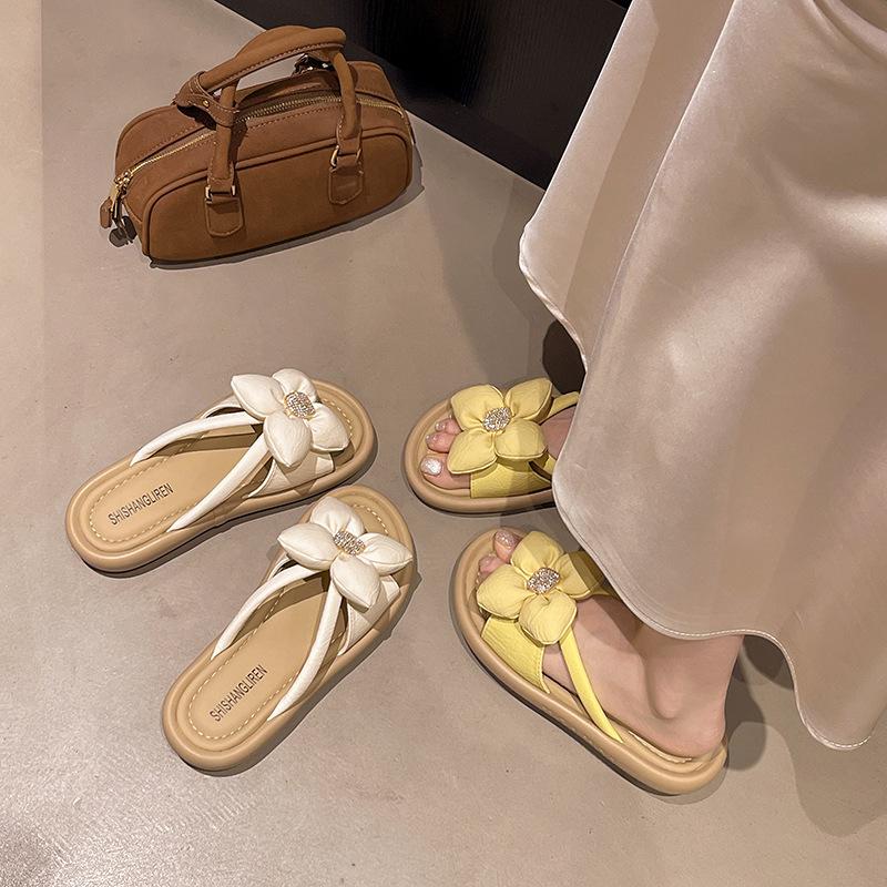 Stepping on shit slippers female summer wear 2025 new fairy wind flat-bottomed flowers with skirt one-word beach sandals