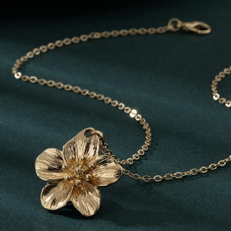 Artisanal Floral Pendant Necklace Adjustable Clavicle Chain Alloy Crafted Lightweight Versatile Jewelry Accessories
