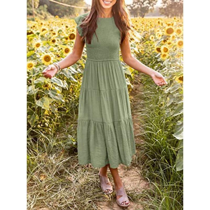 Ein gestuftes Kurzarmkleid mit Volantärmeln und Falten