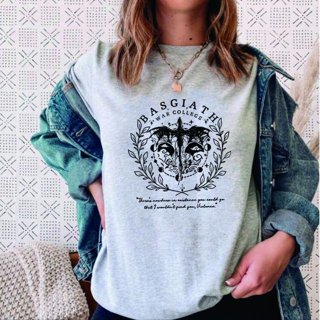 

Футболка Basgiath War College Естетична сорочка Fourth Wing Ретро сорочки Fly or Die Футболка Fourth Wing Riders Quadrant Tee Книжковий подарунок XXXL світло-сірого кольору