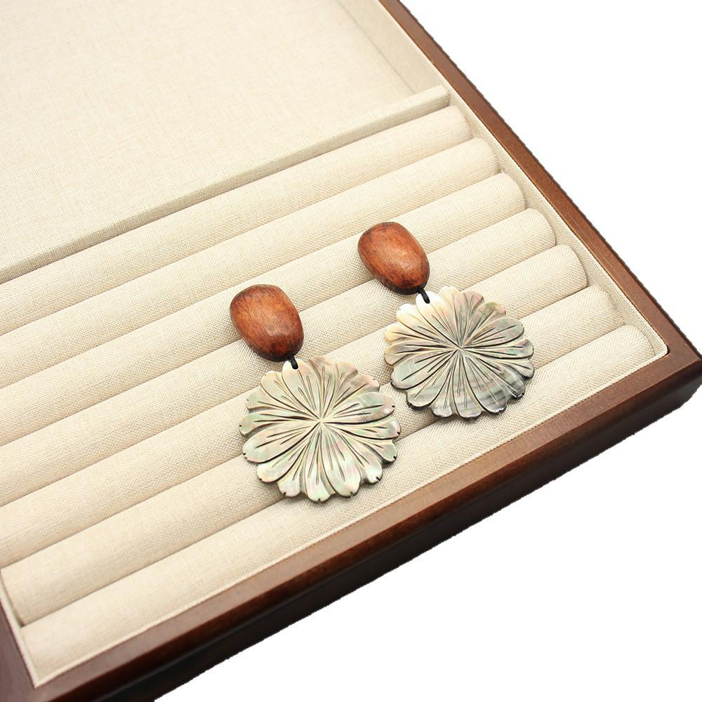 MONIES Wind Black Mother-of-Pearl Camellia Earrings - Elegant and Luxurious Style for Women