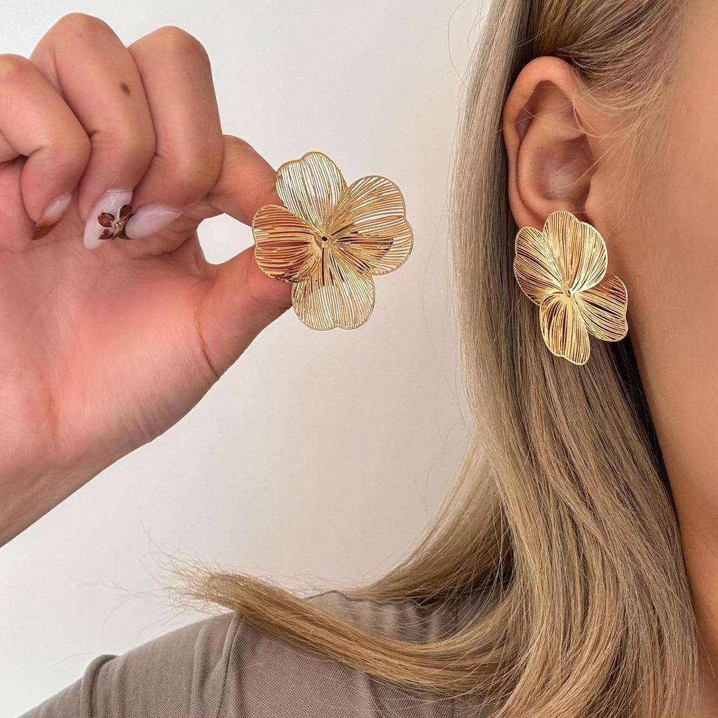European & American Stylish Irregular Flower Stud Earrings for Women's Elegant Personality