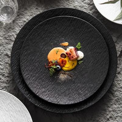 Schwarzer und Weißer Keramikteller in Lebensmittelqualität - Luxus-Stil für Mahlzeiten und Frühstücke