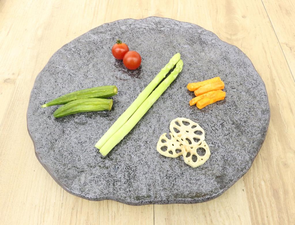 Mino Ware Japanese Cafe Series [Irregular Shape Round Large Plate] Black (Size: 31cm H X 31cm W X 3cm D)