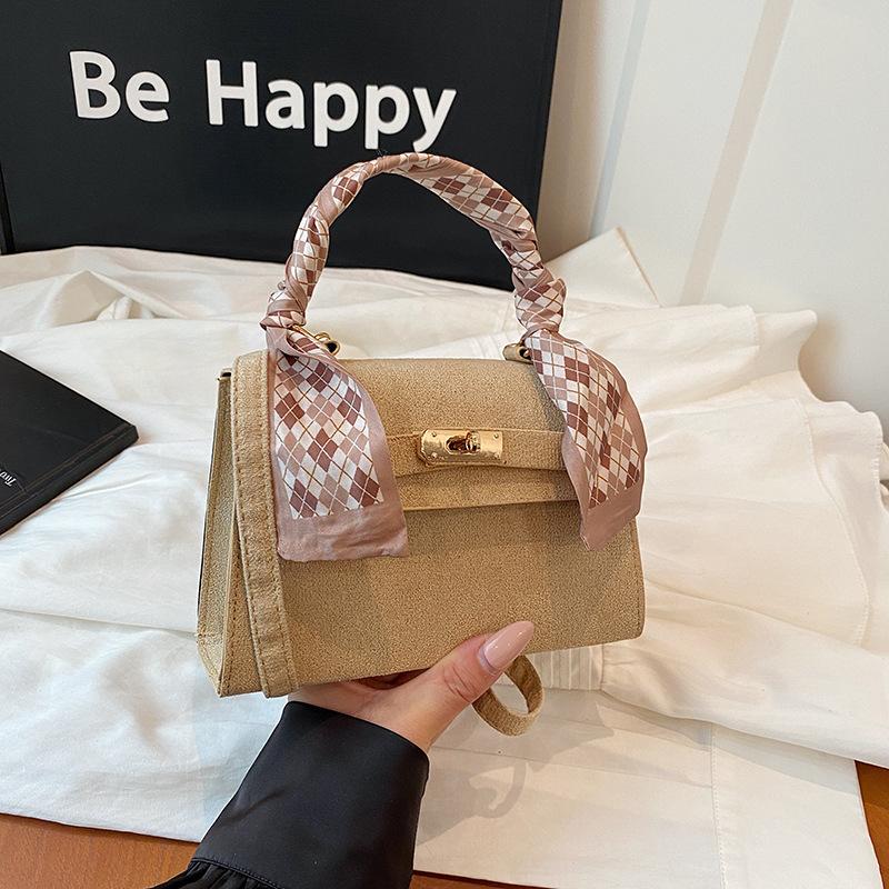 

New high-end fashion silk scarves contrasting colors Kaibaoli portable shoulder oblique span women s bag oblique span small square bag Without pendant хаки