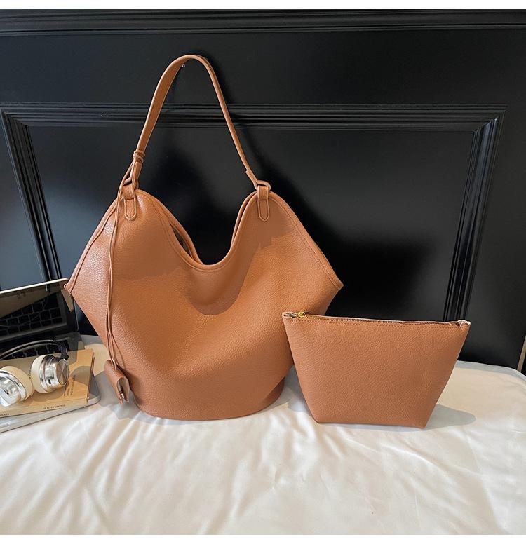 

Fashion retro tote big bag women s 2025 new high-end casual shoulder bag simple texture underarm mother bag светло-коричневого