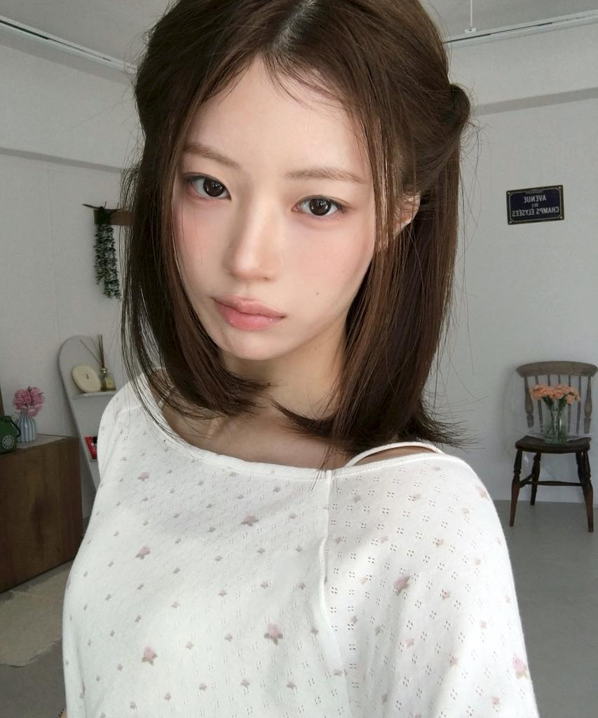 LETTER FROM MOON Letters Semi Off-Shoulder Sleeveless T-Shirt (Flower Ivory)
