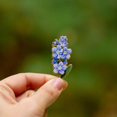 Spilla Smaltata Dura Non-Ti-Scordar-Di-Me Spilla Fiore Primaverile Regali per Amanti dei Fiori Badge Botanico Accessorio Gioiello Natura