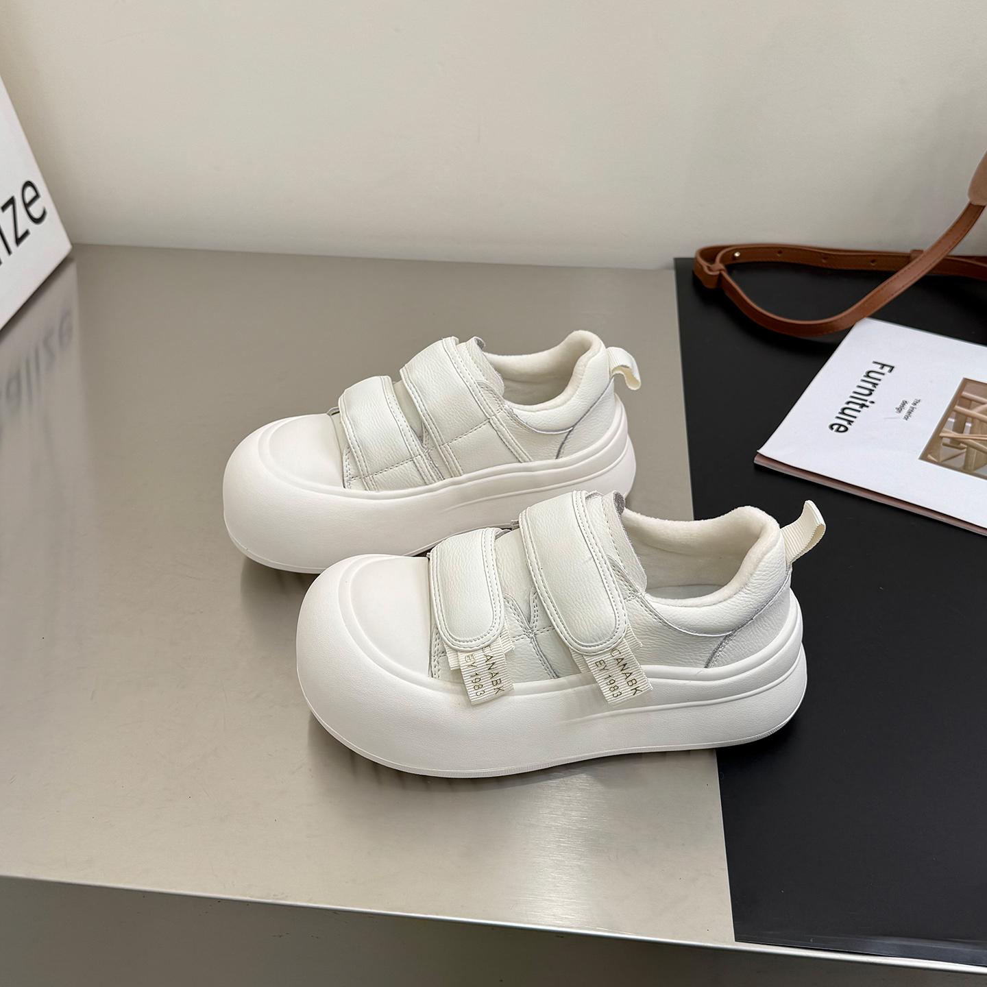 Retro leather velvet casual board shoes women s winter new big head Velcro bread puffs little white shoes 40