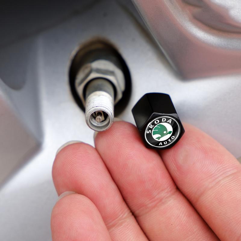 Brelok z logo samochodu i kapslem na wentyl opony, akcesoria samochodowe dla Skoda Octavia Rapid Kodiaq Karoq Fabia Kamiq Superb Derivative Vision A5 A7
