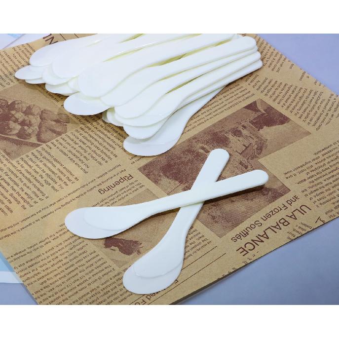 ONLYKXY 30pcs 5in Plastic Beauty Spoon Facial Cream Brush Makeup Scoop Mud Reusable Cosmetic Dig Scoop Spatula Mask Tip for Lotions Moisturizers Home