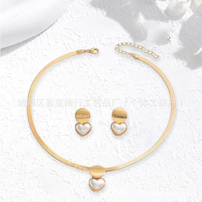 Elegant Clavicle Geometric Heart Pendant Necklace Earrings Jewelry Set French Retro Women'S Suit Batch